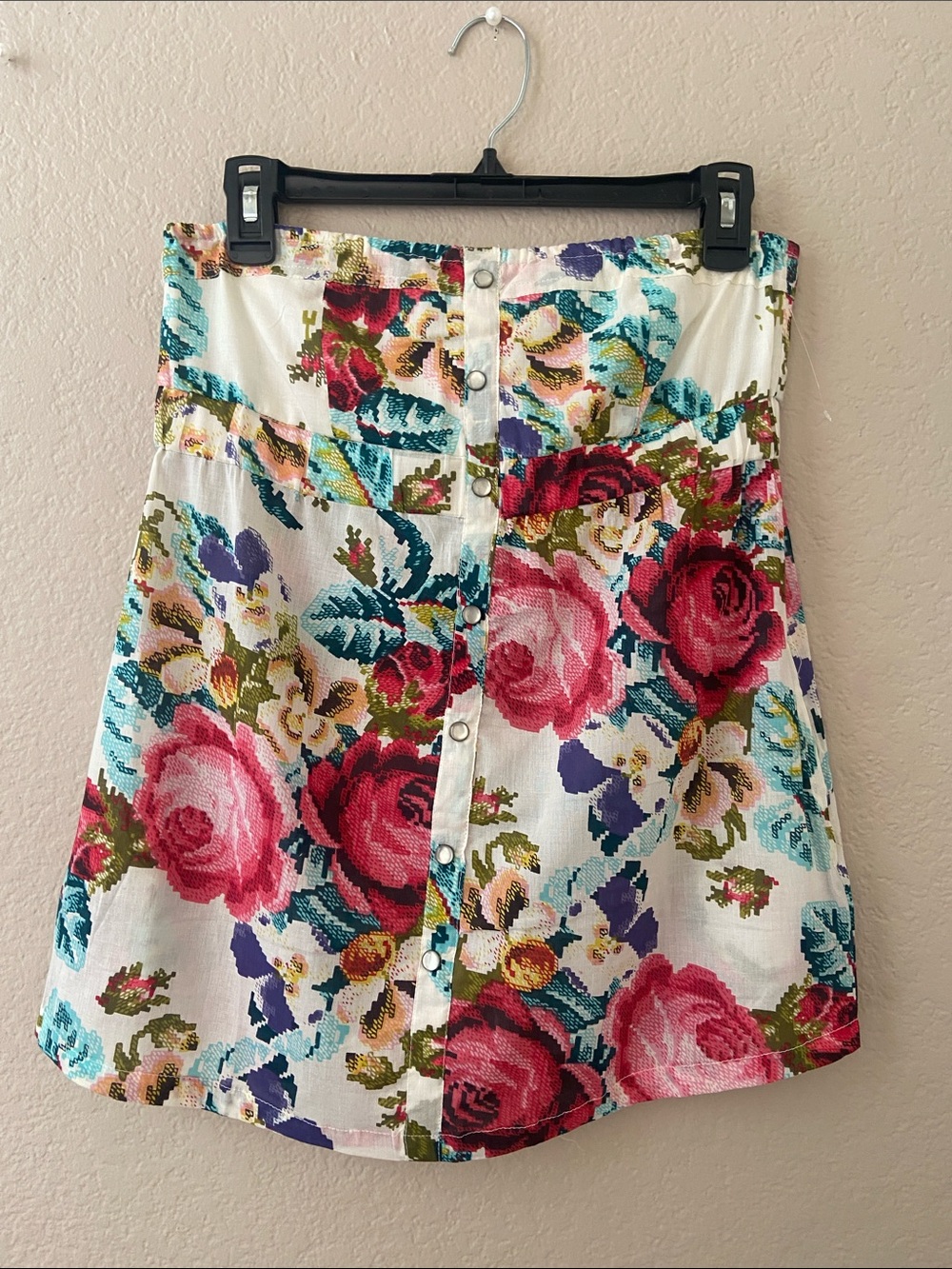 2/$20* Bold Rose Print Blouse, Removable straps, pearl snaps on front. Sz L